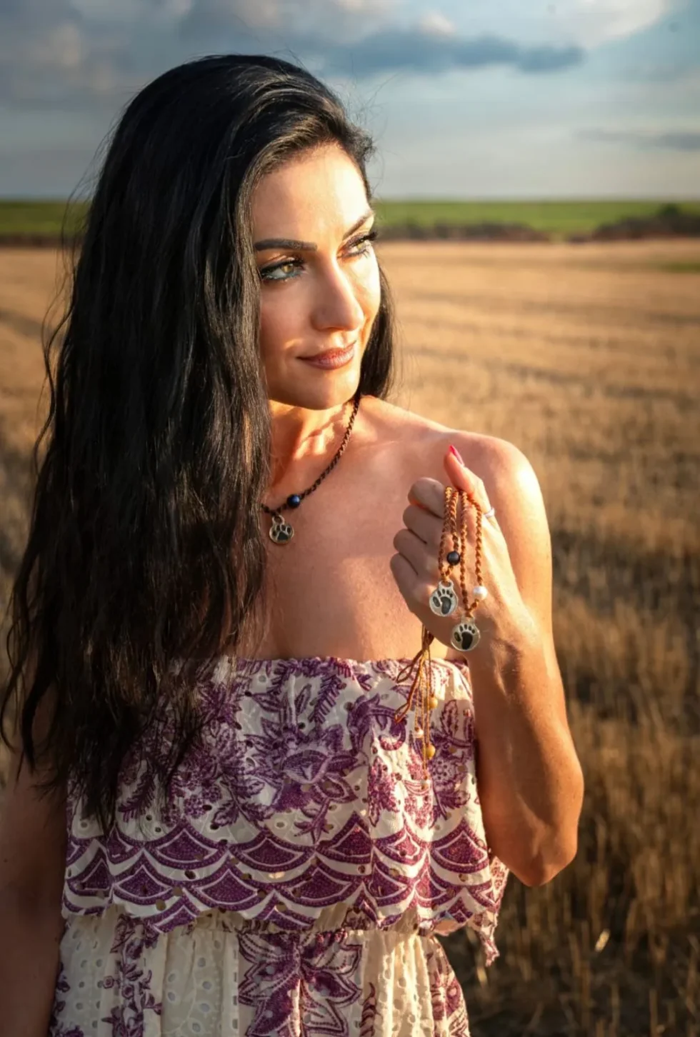 Gioiello artigianale in argento della collezione “Se mi guardi esisto” di Sara Stojkovic, ispirato alle impronte di animali selvaggi.